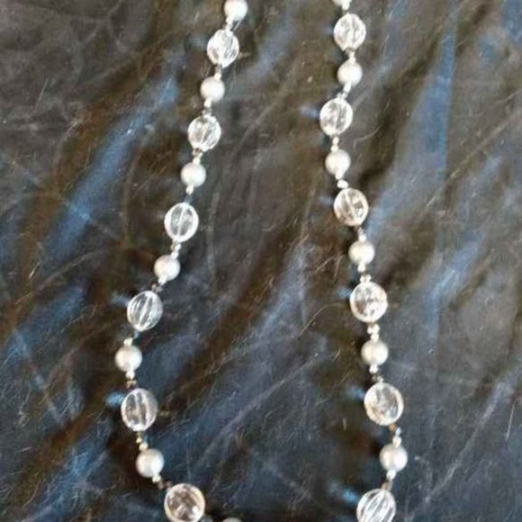 BEADED AND FAUX LIGHT GRAY PEARL NECKLACE W/ CLEAR GROOVED CRYSTAL OVAL SHAPED - Picture 2 of 6